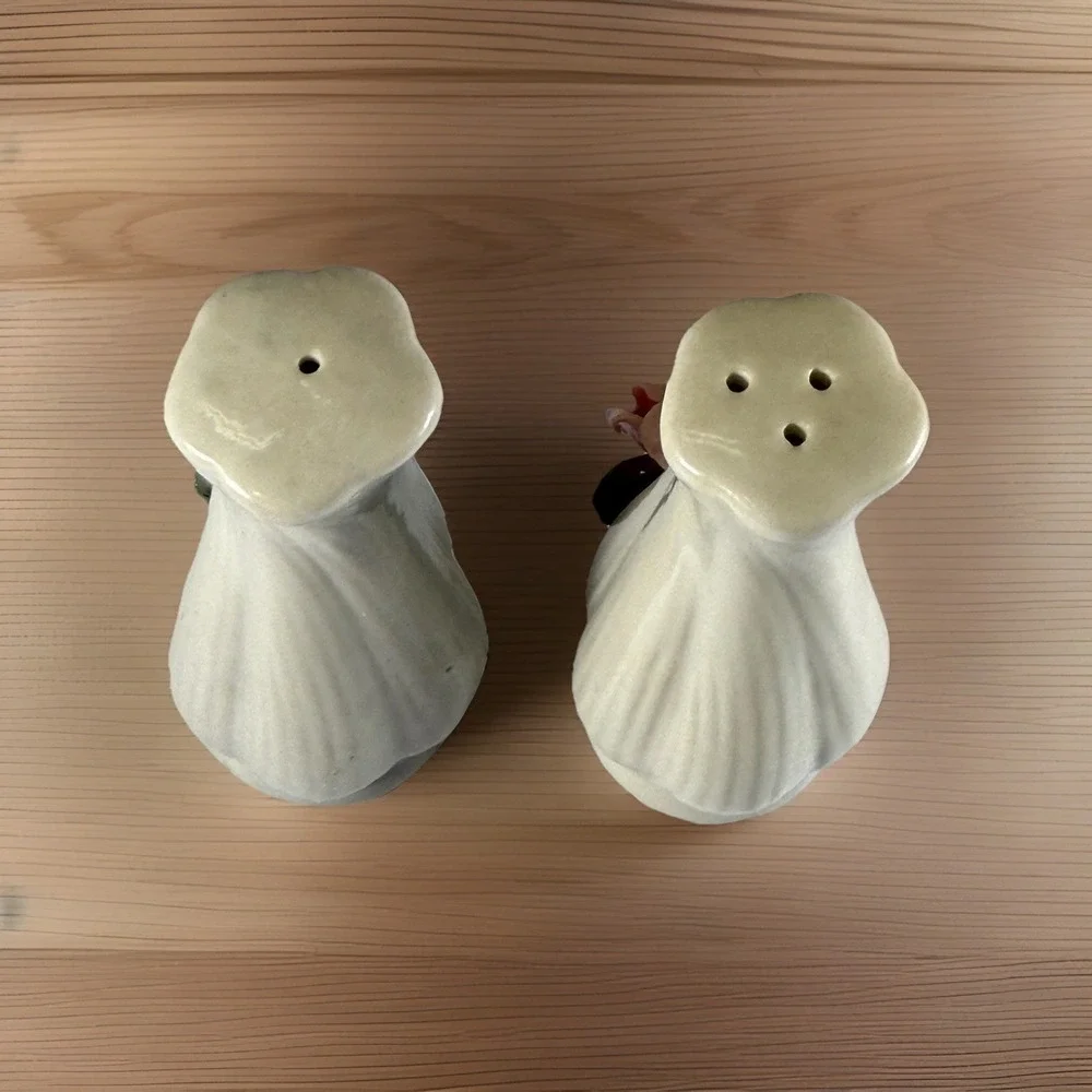 Vintage Salt & Pepper Shakers Ceramic Pink Roses Vase Style From 1950's 1960's‎